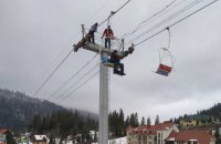 14 работников туристического комплекса застряли на кресельной дороге на Львовщине