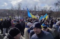 В оккупированной Новой Каховке люди митингуют против оккупантов