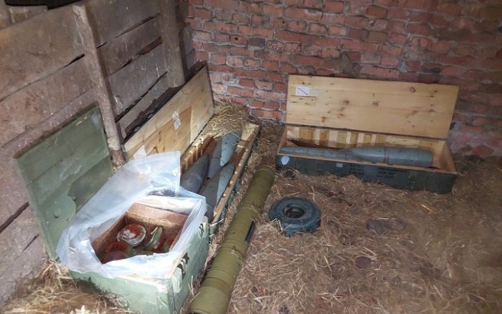У селі біля Чорнобиля виявили сховище зі зброєю і боєприпасами росіян