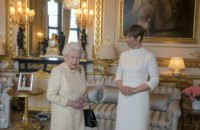 Президент Эстонии подарила королеве Великобритании баночку меда