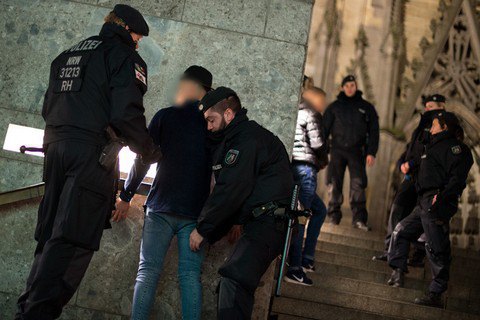 В Кельне вооруженные люди напали на выходцев из Пакистана и Сирии