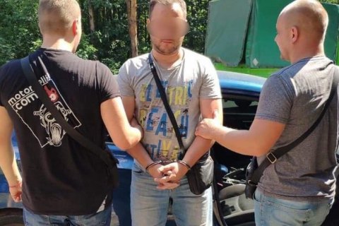 В центре Обухова водитель открыл стрельбу возле остановки общественного транспорта