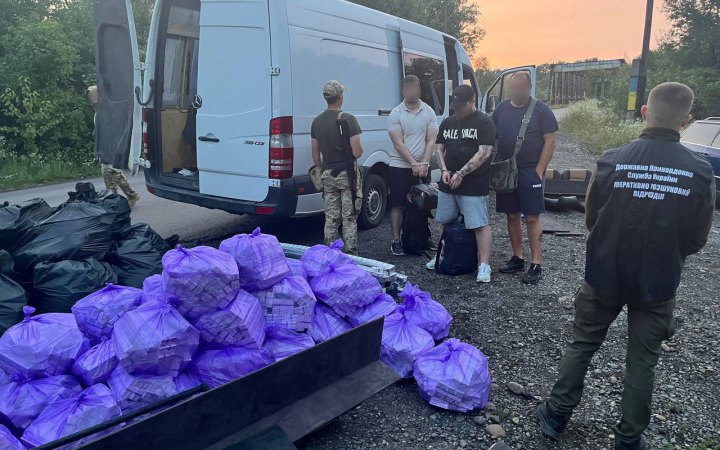 ​Закарпатець за $30 000 перевозив через кордон двох нелегалів за обшивкою мікроавтобуса