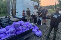 ​Закарпатець за $30 000 перевозив через кордон двох нелегалів за обшивкою мікроавтобуса