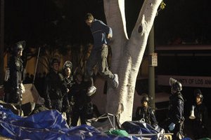 В США более 250 человек арестованы при ликвидации лагерей протестующих