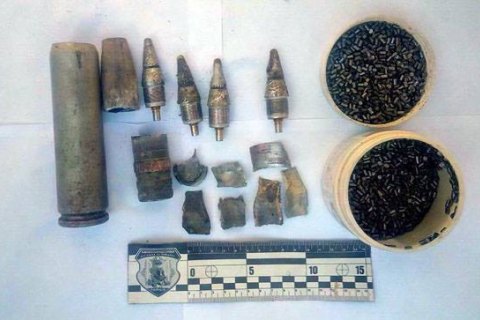 Под Марьинкой мужчина погиб при попытке распилить снаряд, его товарищ получил ранение