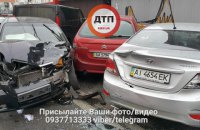 На проспекте Победы в Киеве Chevrolet протаранил 5 авто