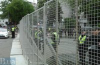 У метро "Арсенальная" собираются участники "Бессмертного полка", периметр оцеплен силовиками