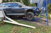 У Львові п’яний поліцейський в'їхав у дитячий майданчик