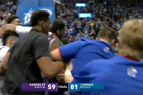 В матче NCAA произошла яркая драка студенческих команд