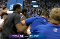 В матче NCAA произошла яркая драка студенческих команд