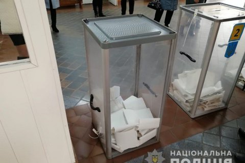 ​У Білій Церкві спостерігач зірвав пломбу з урни для голосування, "щоб перевірити її на міцність"