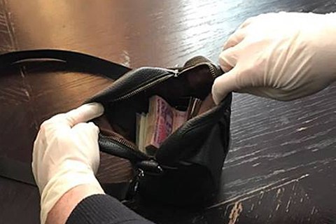 Врио замначальника Львовской таможни задержали при получении $15 тыс. взятки