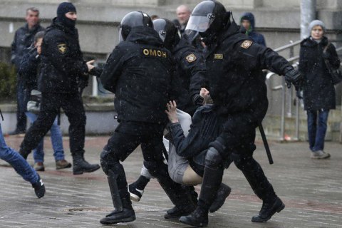 Суд в Минске постановил депортировать двух задержанных на митинге украинцев