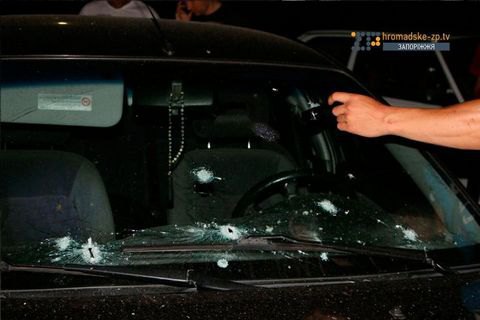 В Запорожье мужчина с детской коляской открыл стрельбу по машине из автомата (обновлено)