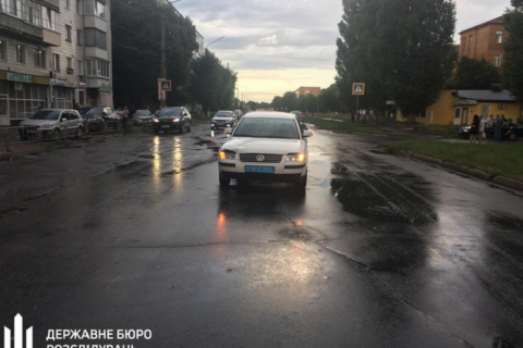 Суд арестовал полицейского, ​сбившего на служебном авто 10-летнего мальчика в Конотопе