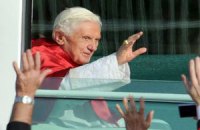 На папу Римского подали жалобу за езду без ремня безопасности