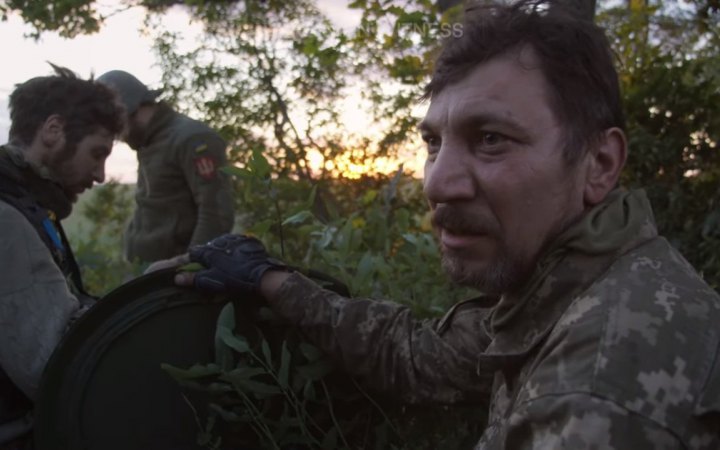 "Український свідок" оприлюднив відеоісторію про батька і сина, які служать в одному підрозділі та обслуговують одну гаубицю