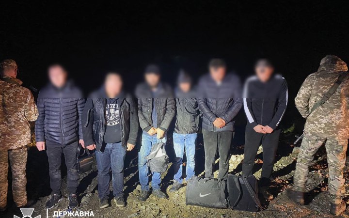 Прикордонники затримали чоловіків, які хотіли переплисти Тису та втекти з України 