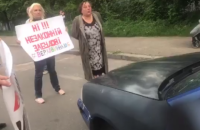 Активисты снесли забор незаконной застройки в Святошинском районе Киева