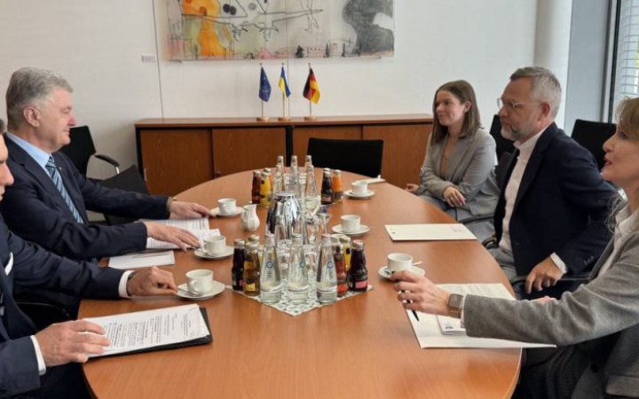 Порошенко розповів у Берліні про невідкладну потребу в Patriot, Taurus і снарядах