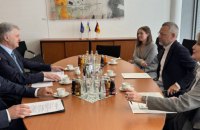 Порошенко розповів у Берліні про невідкладну потребу в Patriot, Taurus і снарядах