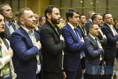 ​"Слуга народа" обсудит с министрами и руководителями госпредприятий повышение зарплат чиновникам 