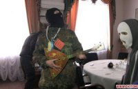 У кабінеті житомирського губернатора активісти висвердлили замок, знайшли балалайку і пляшку Hennessy
