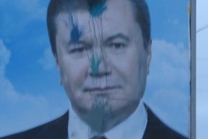 Милиция допрашивает журналистов из-за бигбордов Януковича