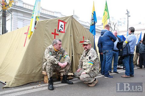 В палаточном городке у Рады остается до 300 человек