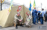 В палаточном городке у Рады остается до 300 человек