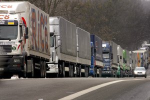 Азаров приказал Калетнику устранить очереди на границе с Россией