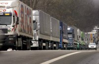 Азаров приказал Калетнику устранить очереди на границе с Россией