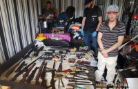 В киевской квартире обнаружили арсенал оружия и наркопроизводство