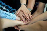 "Вчителям важко перелаштуватися на новий формат освіти". Чому у сільські школи почали залучати молодь з великих міст
