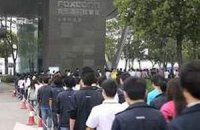 Китайские рабочие собирают  iPhone 5 в ужасных условиях
