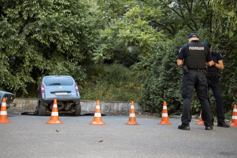 На Крещатике в Киеве два автомобиля провалились под асфальт