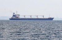 Перше судно із зерном з України затримується через негоду, - Reuters