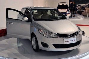 ​Азаров требует уволить  директора Киевского центра занятости за дорогое авто