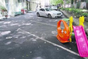 Супруненко отбирает у жителей двор, а у метро - шахту