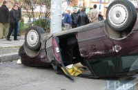 В Киеве таксист протаранил Subaru и перевернулся на крышу