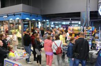 Зимові шини, побутова техніка, новорічні іграшки та посуд: що купують українці на Black Friday 2023