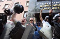 В Донецке взяли штурмом здание облпрокуратуры
