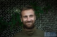 Фото дня. "Авер": в одной руке - iPhone, в другой - автомат