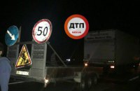 В Киеве ВАЗ врезался в машину дорожной службы