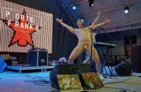 Мэр Ивано-Франковска велел освятить дворец Потоцких после выступления эпатажной группы