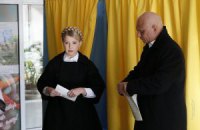 Тимошенко с мужем проголосовала в Днепропетровске