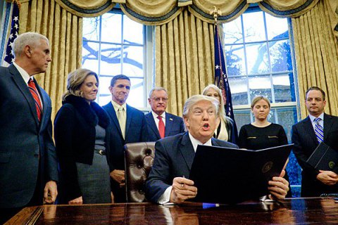 В Белом доме есть департамент по склеиванию порванных Трампом бумаг