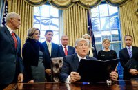 У Білому домі є департамент зі склеювання порваних Трампом паперів
