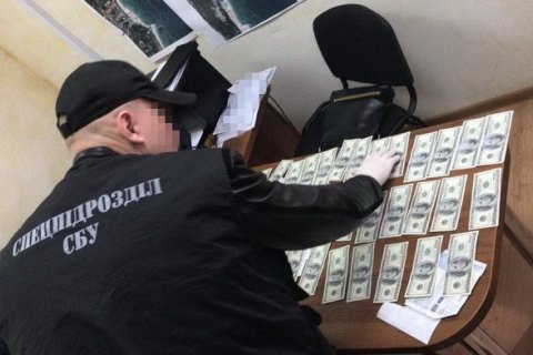 Чиновник коммунального предприятия Одесского горсовета за взятки давал разрешения на торговлю на побережье